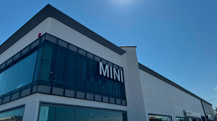 Vediamo il particolare del logo MINI sulla facciata di una sede del Partner L'Automobile